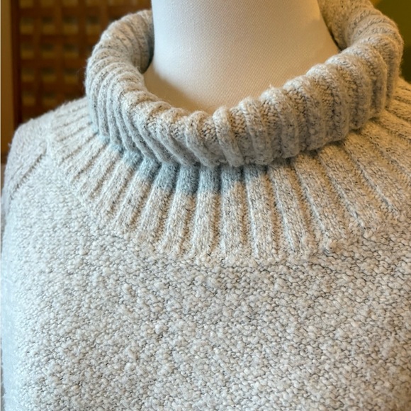 Le Lis Marbled Gray Oversized Turtleneck Sweater with Ragland Long Sleeves - Picture 8 of 9